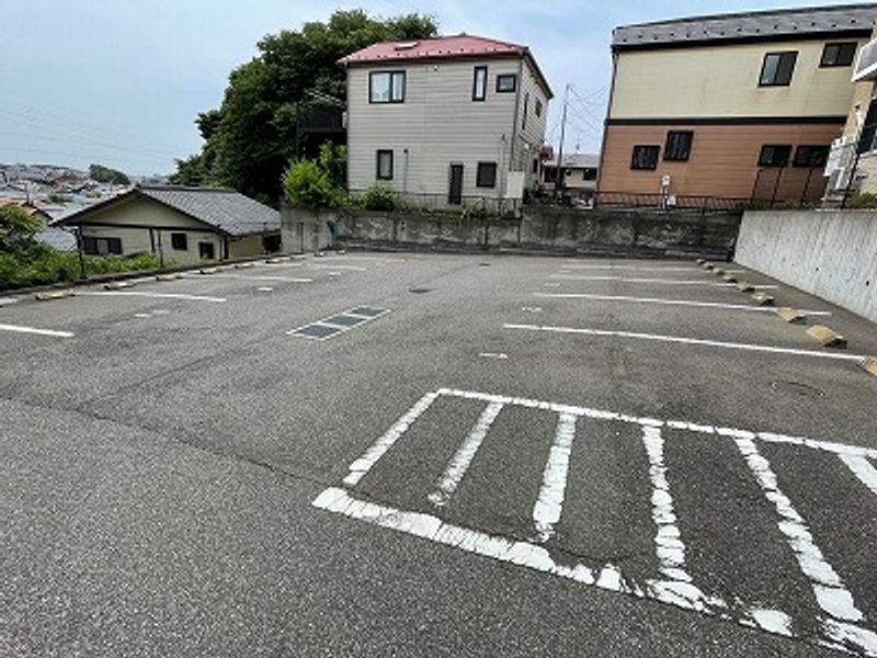 レオパレスフローラ　Ｓ 駐車場