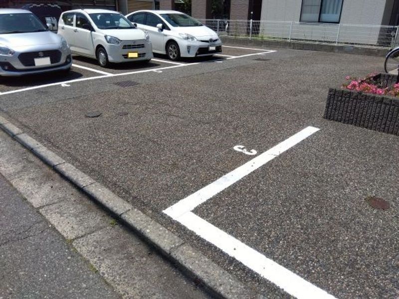 レオパレス末広 駐車場