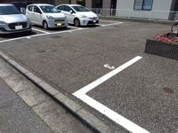 レオパレス末広 駐車場