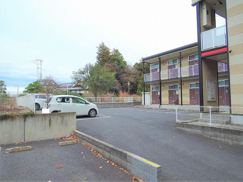 レオパレスエバーグリーン 駐車場