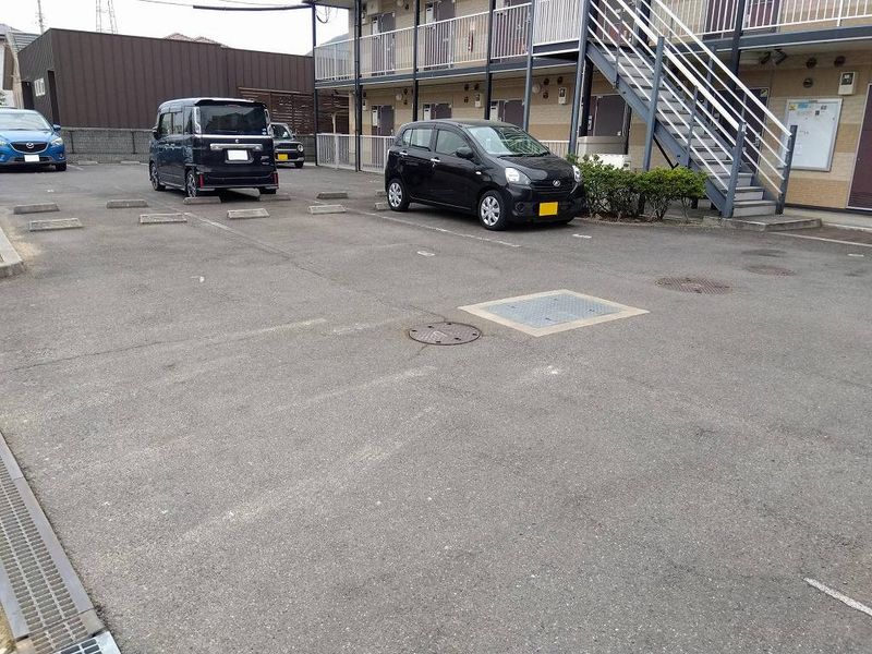 レオパレス桜坂 駐車場