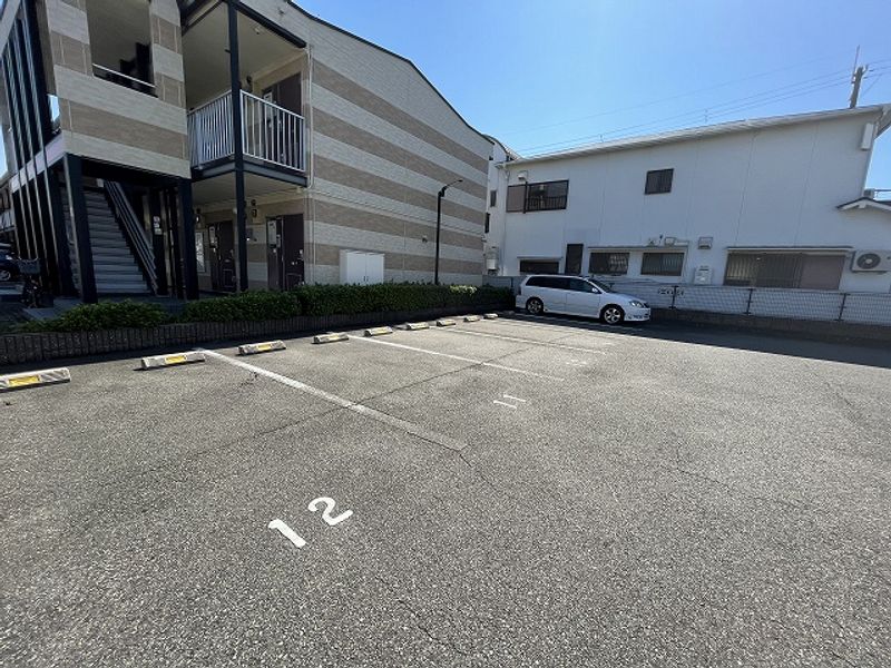 レオパレス二田 駐車場