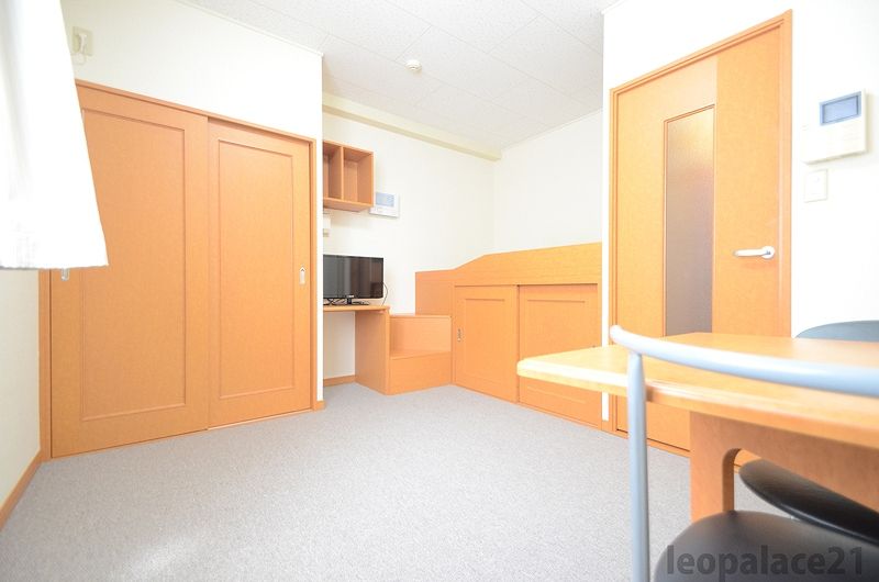 レオパレスファイナルコート 居間