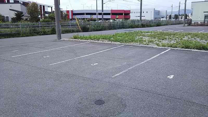 レオパレスルミエールⅢ 駐車場
