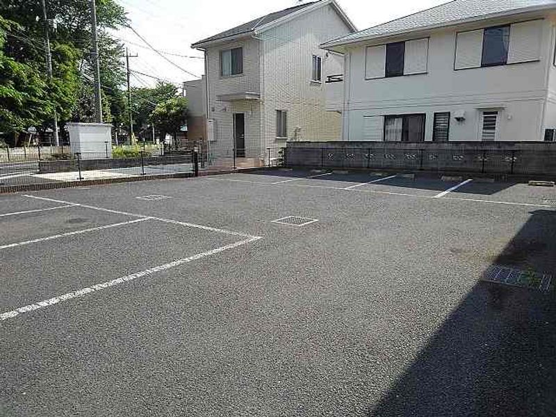 レオパレスペルラⅡ 駐車場