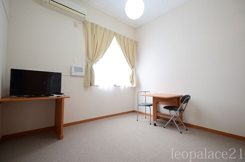 レオパレス南二条 居間