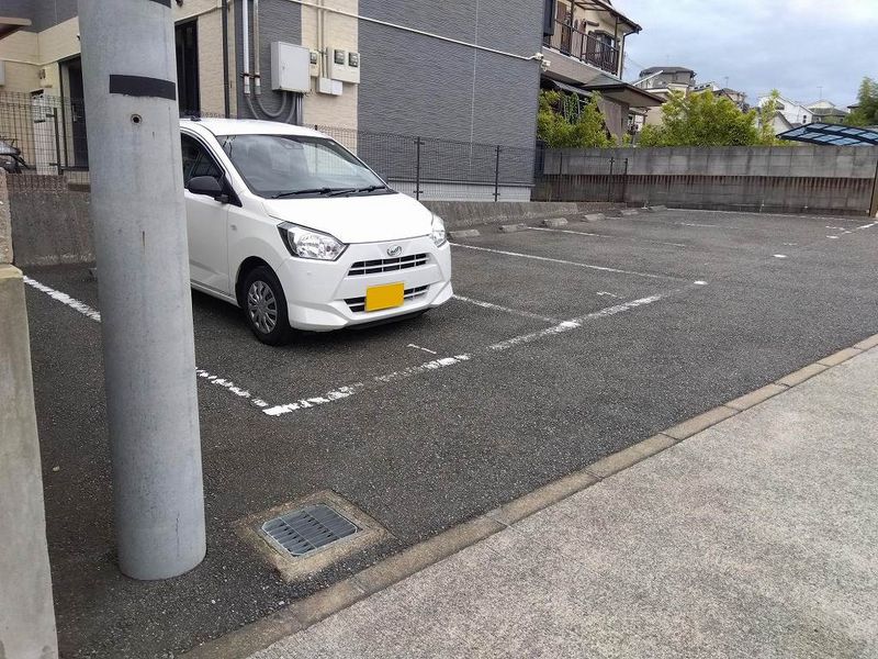 レオパレスシャイン 駐車場