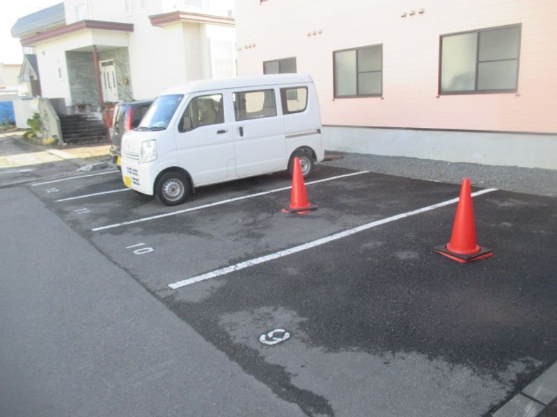 レオパレスルミエール 駐車場
