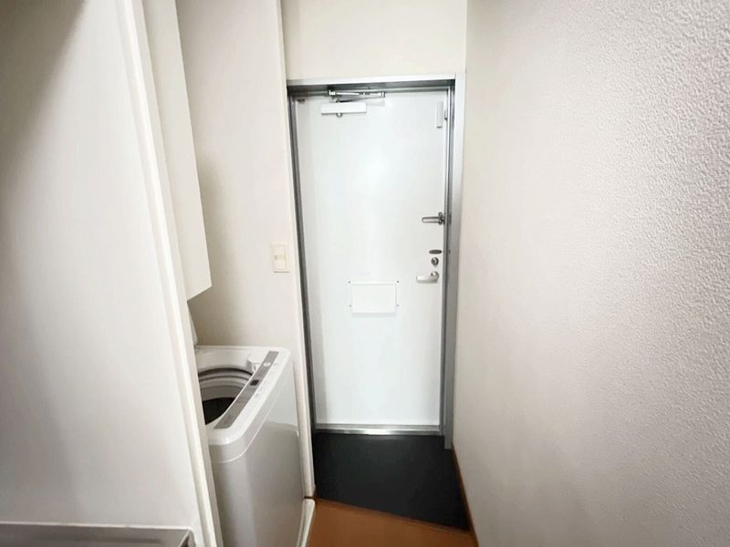 レオパレスワカタケ 玄関