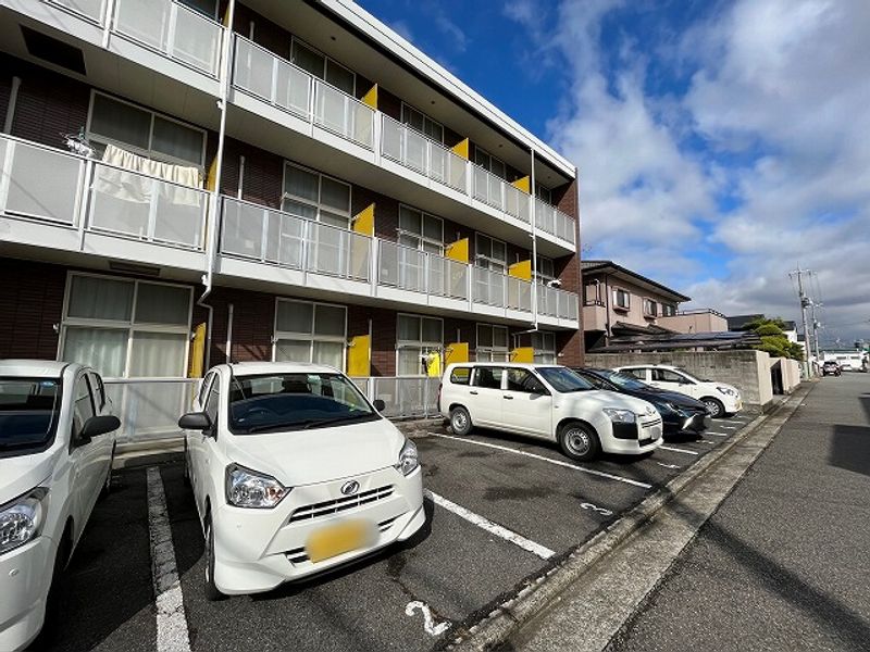 レオパレスふじ 駐車場