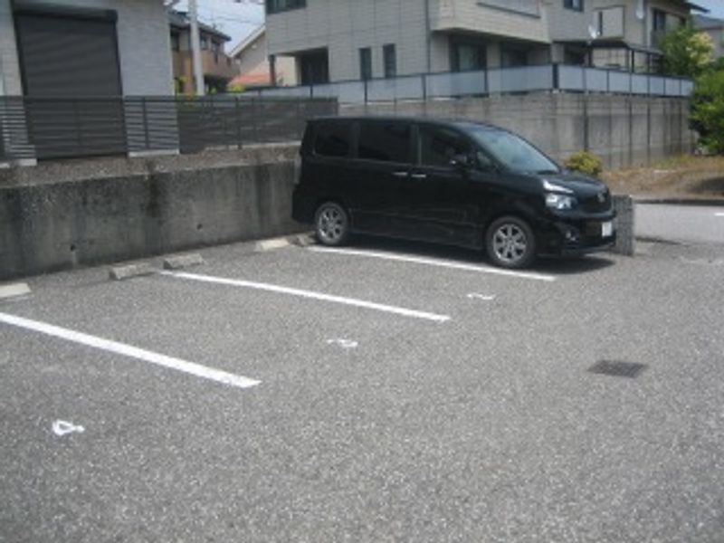 レオパレスプリマベーラ 駐車場