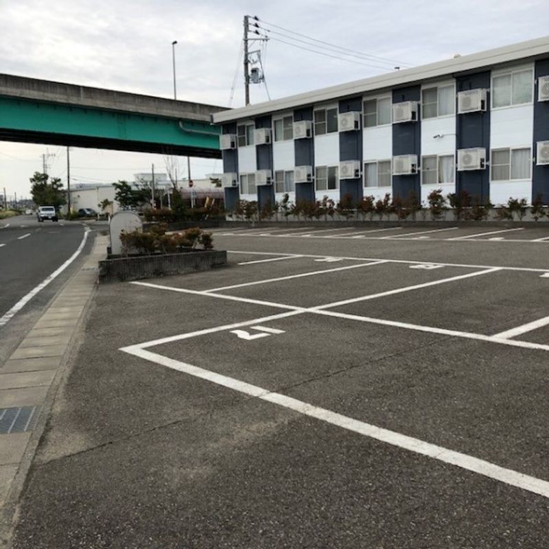 レオパレスひまわり 駐車場