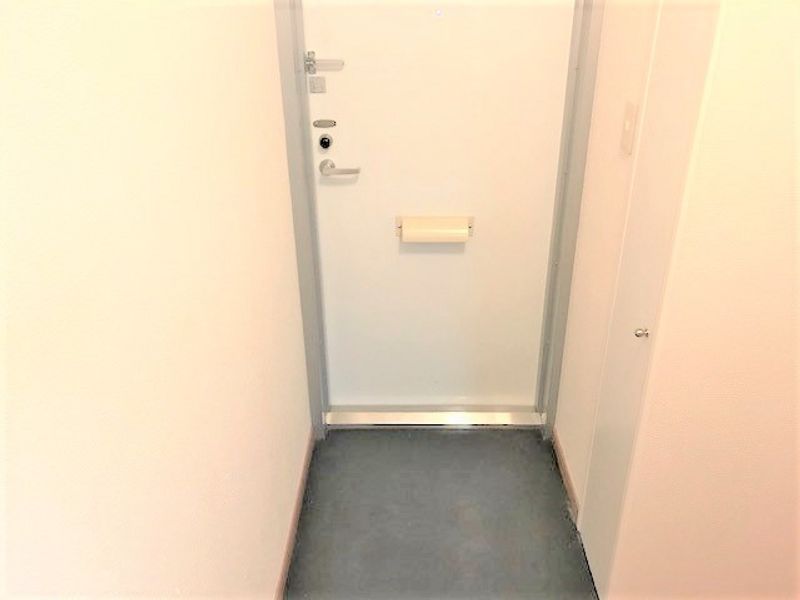 レオパレスユズキ 玄関