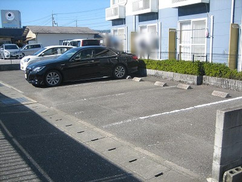 レオパレスカラコレス 駐車場