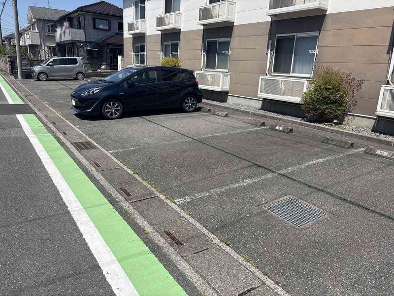 レオパレスアゼリア 駐車場