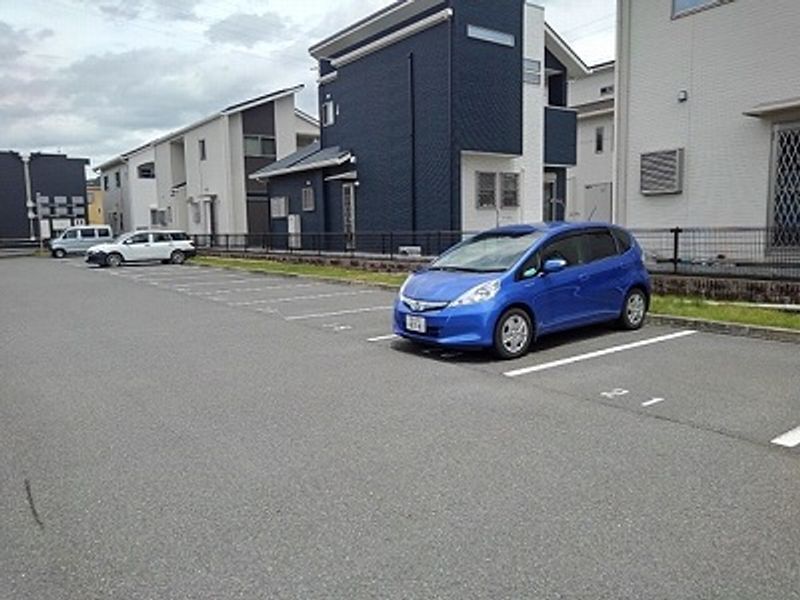レオネクストＭＡＫＩ 駐車場
