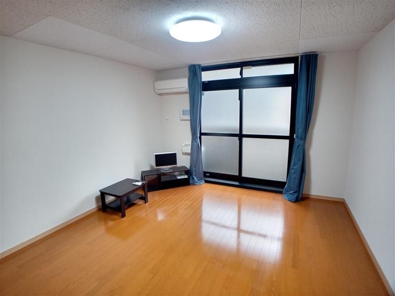 レオパレスＳＨＩＮＢＡＫＵ 居間