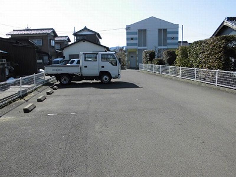 レオパレスメイプル 駐車場