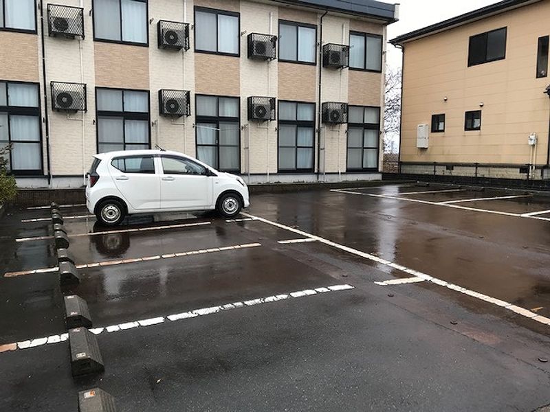 レオパレスひまわり 駐車場