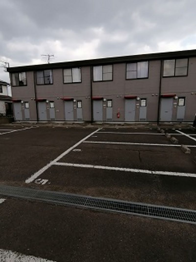 レオパレスサクスィード 駐車場