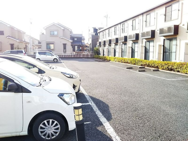 レオパレスコスモス 駐車場