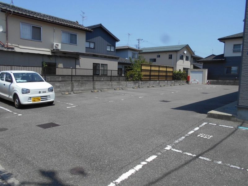 レオパレスアルベール 駐車場
