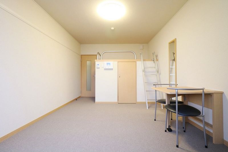 レオパレスラ　グラシューズ 居間