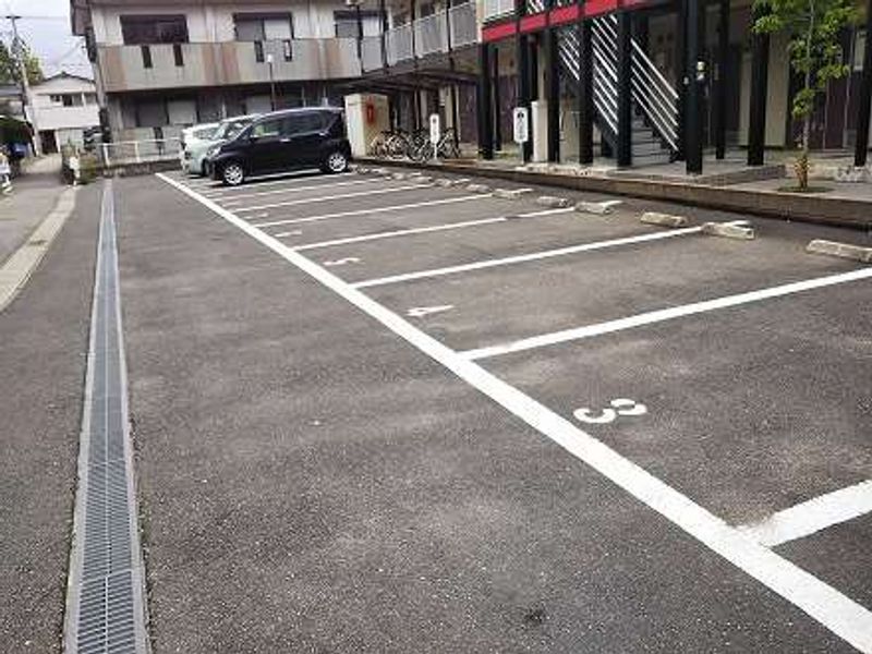 レオパレスリバティⅠ 駐車場