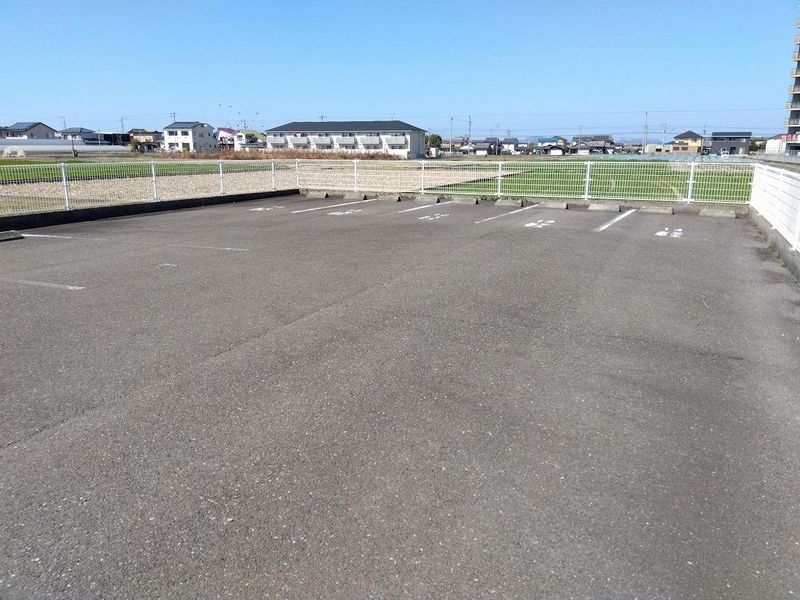 レオパレスプラビエ 駐車場