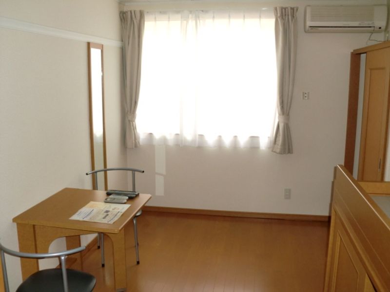 レオパレス金属町 居間