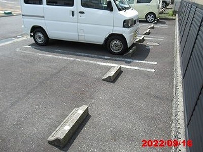 レオパレスアイリス 駐車場