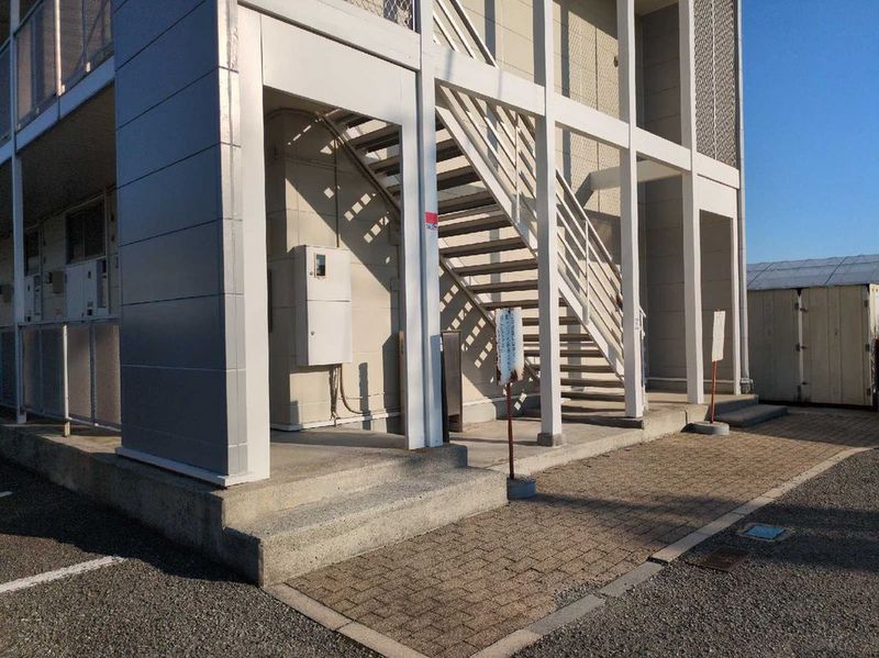 レオパレスインパストラル エントランス