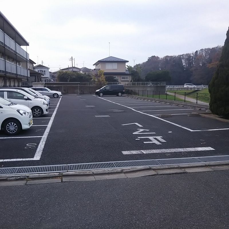 レオパレスバンリュ 駐車場