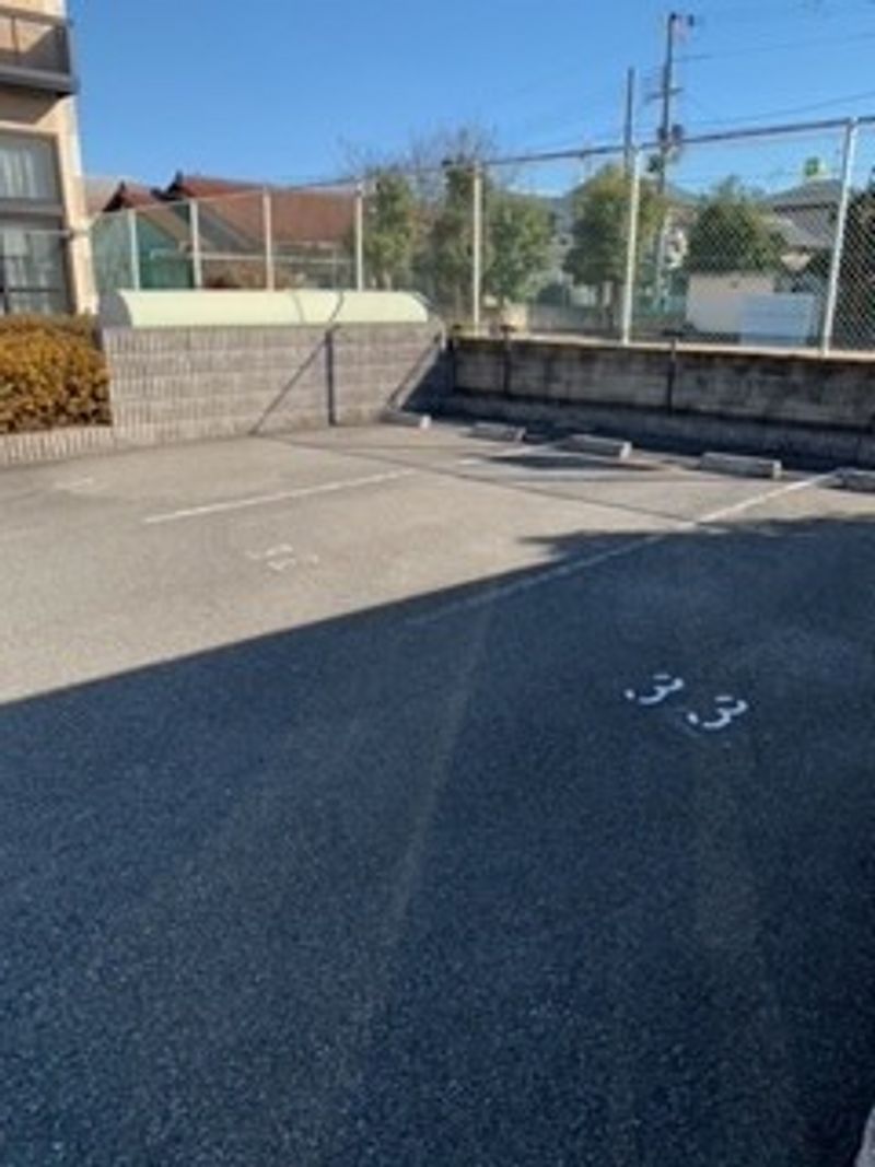 レオパレス若葉 駐車場