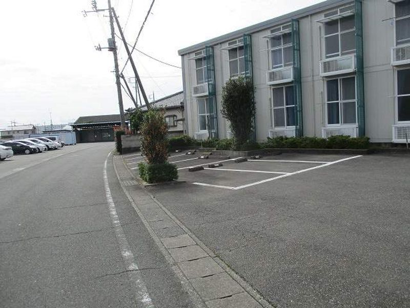 レオパレスコルヌイエ 駐車場