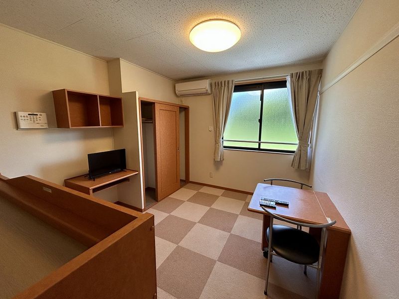 レオパレスディパーチャ 居間