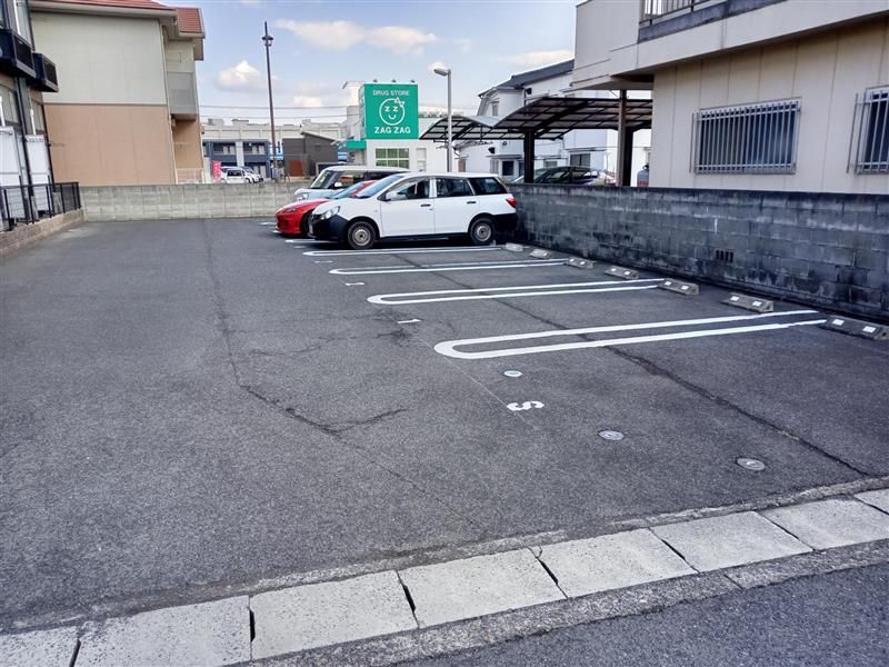 レオパレスエスペランス 駐車場