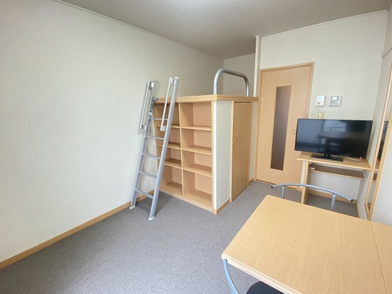 レオパレストルネード豊岡 居間