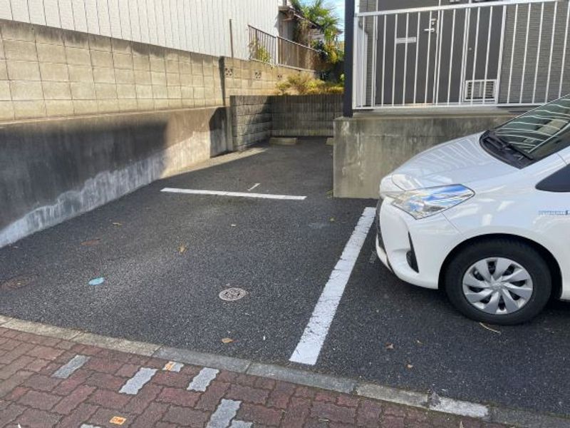 レオパレスメゾン若葉台 駐車場
