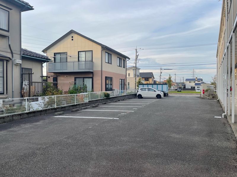 レオパレスサニーホームズ 駐車場