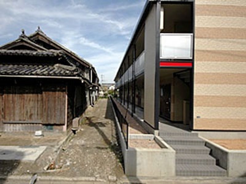 レオパレスタウンコート南矢三 玄関