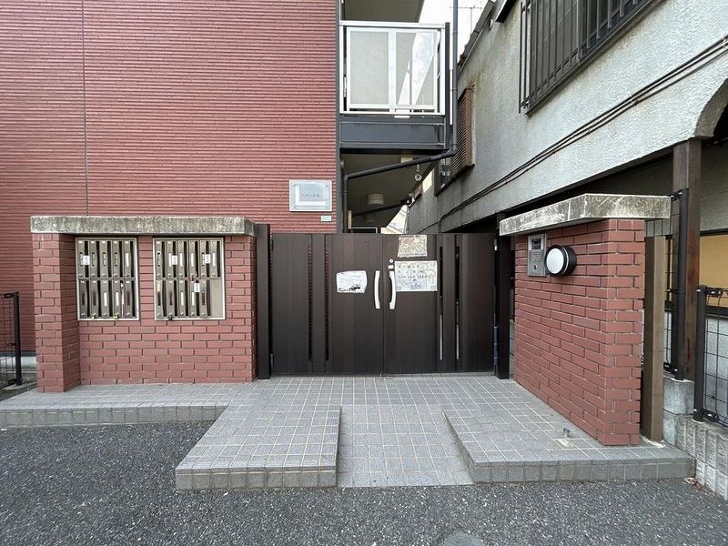 レオパレスパタータⅢ エントランス
