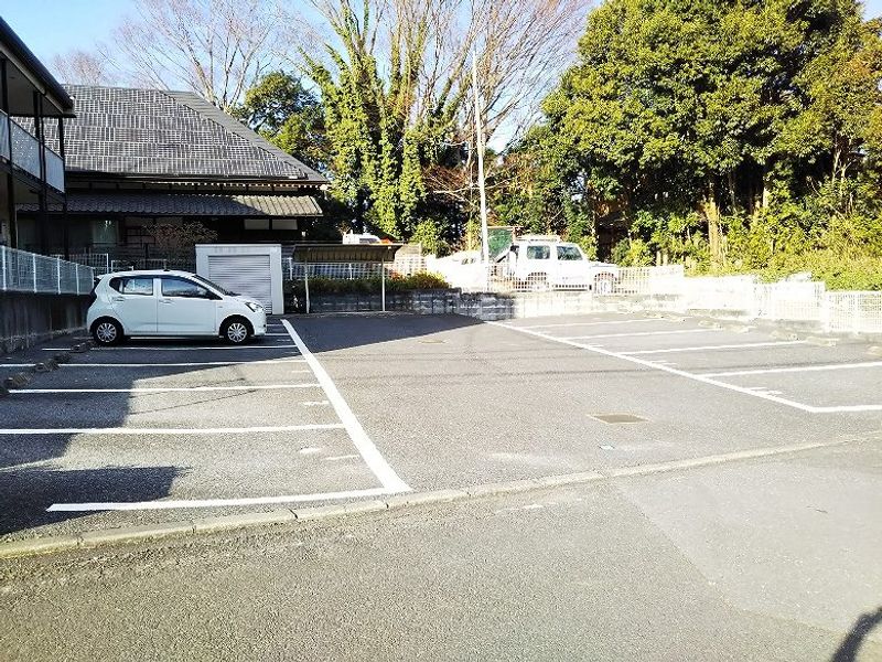 レオパレスソレーユ 駐車場