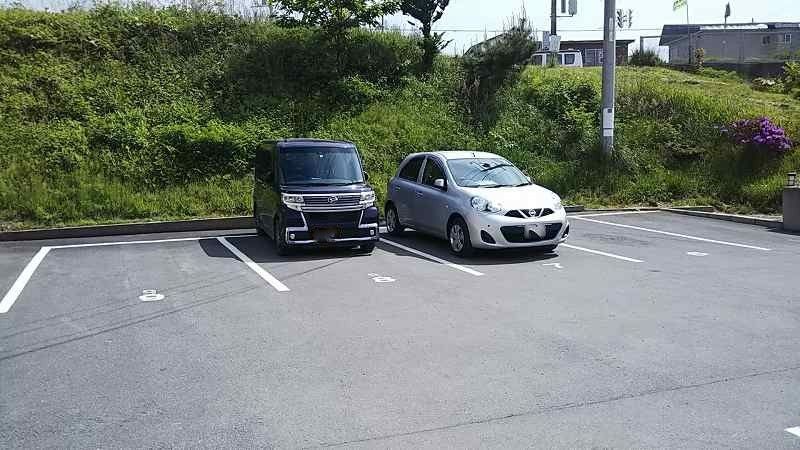 レオパレスエクレール 駐車場