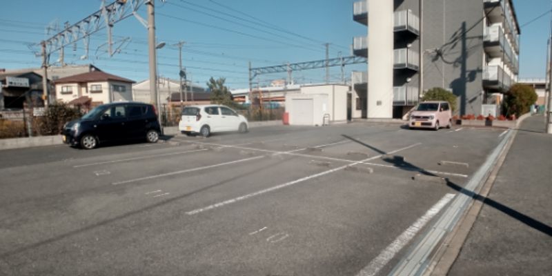 レオパレスプレミール陣原 駐車場