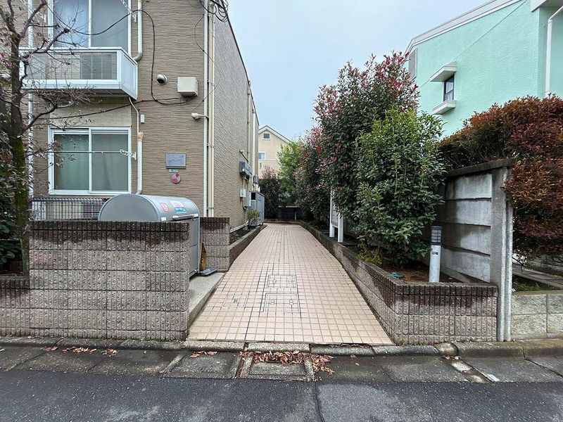 レオパレスメイプルコートⅠ号館 エントランス