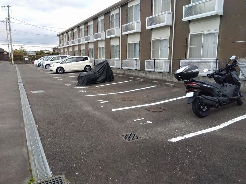 レオパレスカワシマ 駐車場