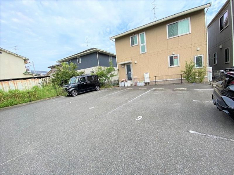 レオパレスルミエール明神 駐車場