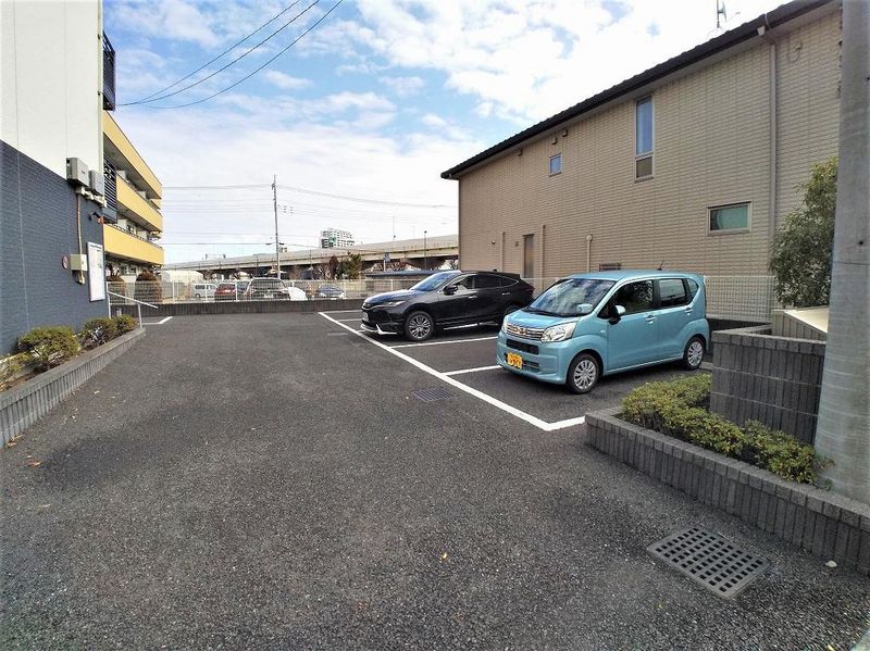 レオネクスト憩 駐車場