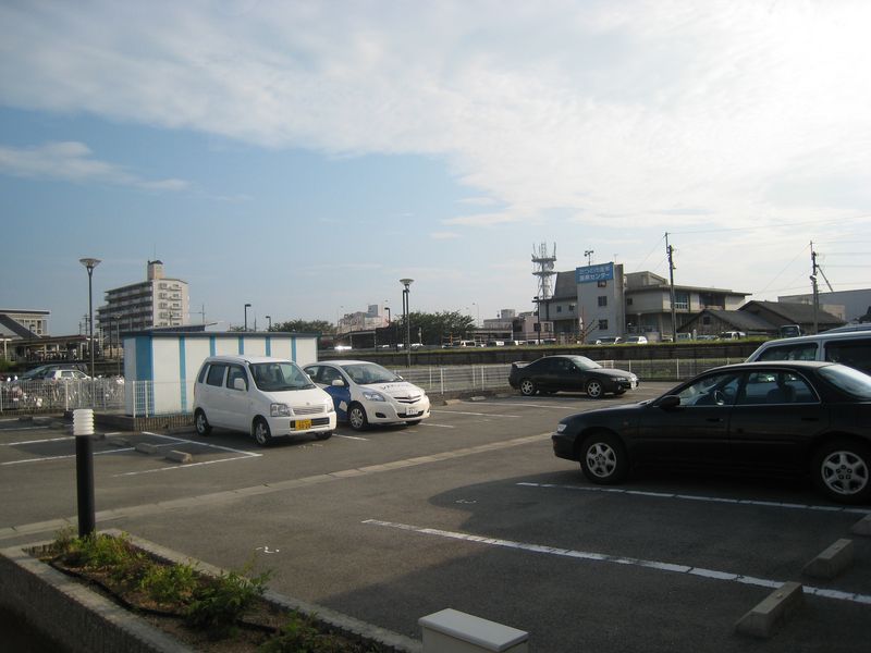 レオパレス赤とんぼ 駐車場
